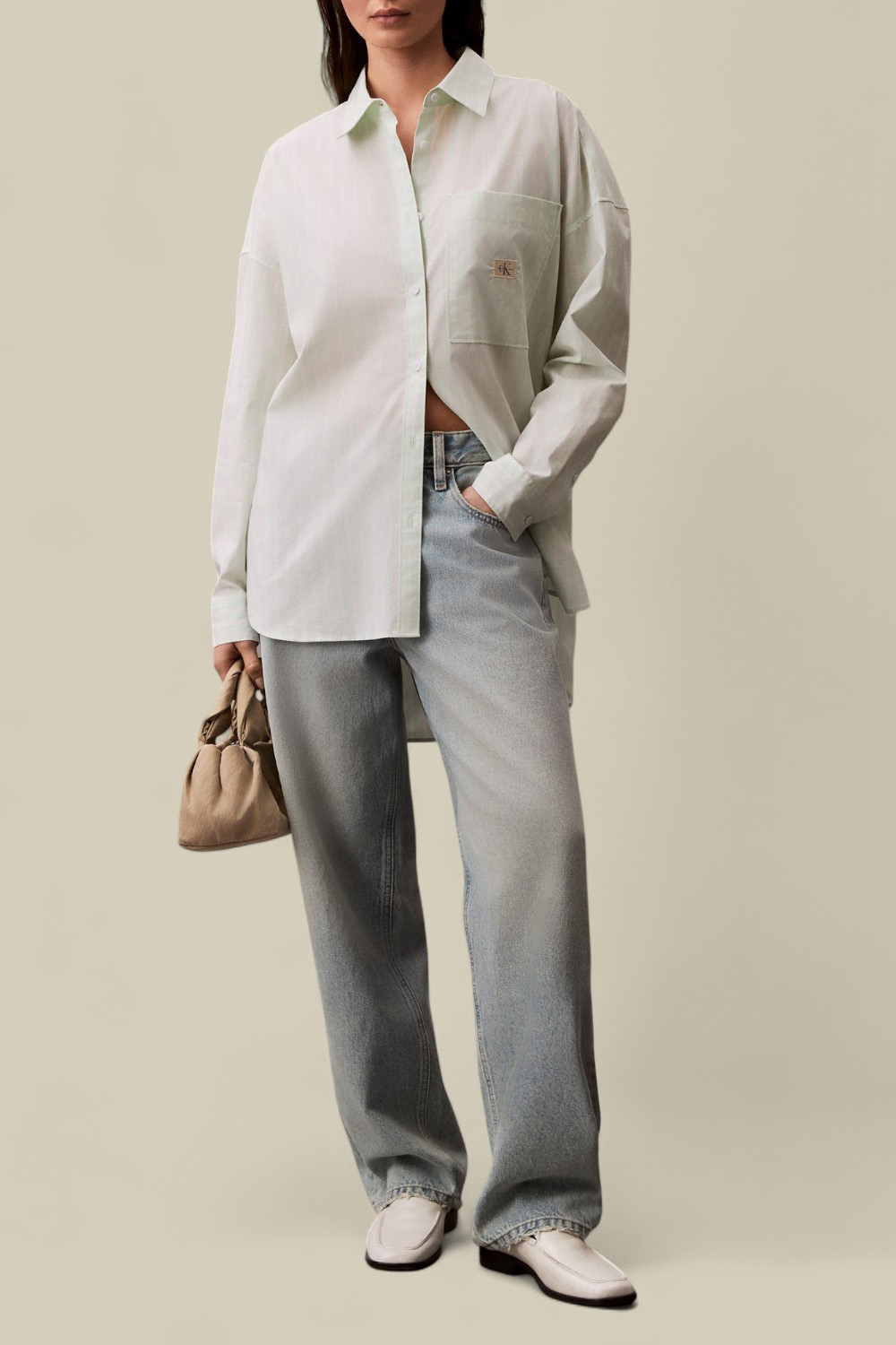 תמונת כל הלוק של חולצת כפתורים אוברסייז